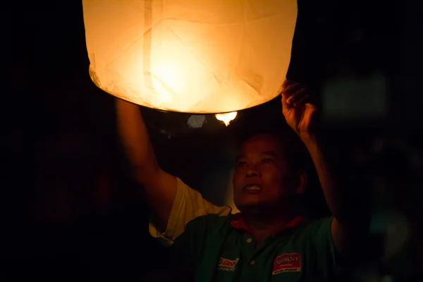 Sky lucerny, létající lampióny slavnost loy Kratong Thajska — Stock fotografie