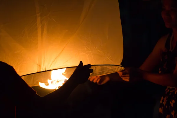 Sky lantaarns, vliegen lantaarns loy kratong festival van thailand — Stockfoto