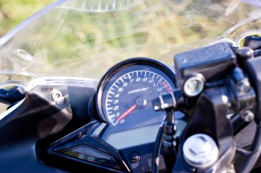 sürücü bir tropik bir asfalt yolu üzerinde motosiklet sürme