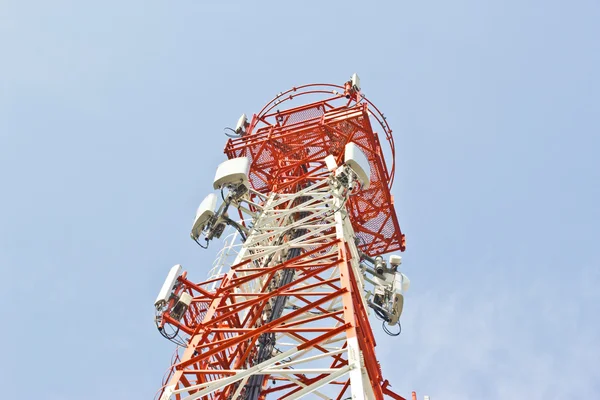 无线电中继链接，移动通信基站. — 图库照片