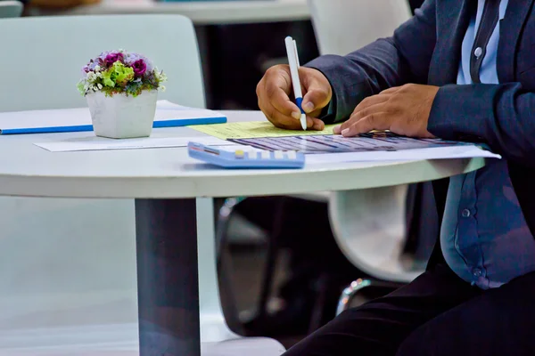 Geschäftsmann schreibt mit Stift — Stockfoto