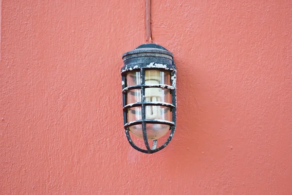 Hermosa lámpara vintage en la pared — Foto de Stock