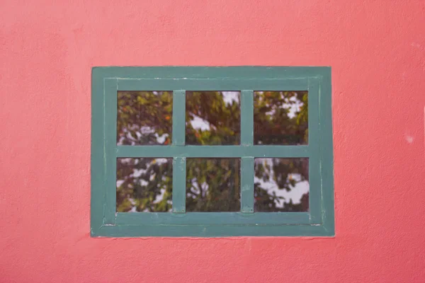 Vintage venster op de muur. — Stockfoto
