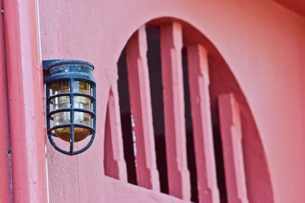 Schöne alte Lampe an der Wand — Stockfoto