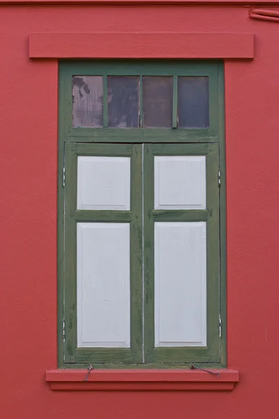 Vintage-Fenster an der Wand. — Stockfoto