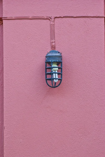 Schöne alte Lampe an der Wand — Stockfoto