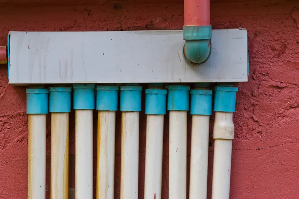 Zeď s trubkou, malované a zdobené — Stock fotografie