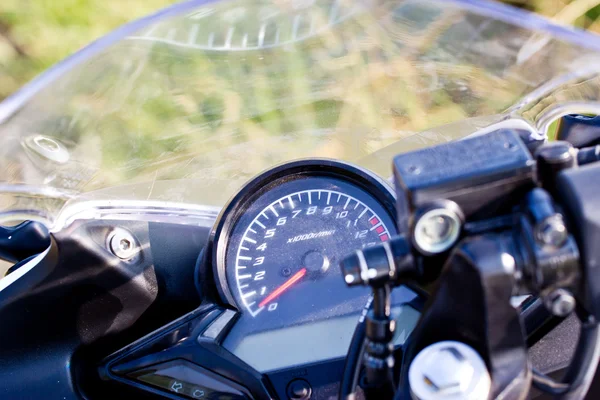 Kierowca jazda motocyklem na asfaltową w tropikach — Zdjęcie stockowe