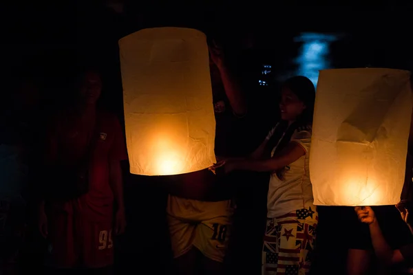 Sky lantaarns, vliegen lantaarns loy kratong festival van thailand — Stockfoto