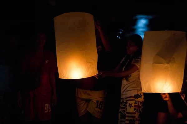 Sky lucerny, létající lampióny slavnost loy Kratong Thajska — Stock fotografie