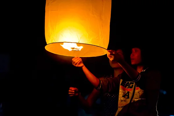 Lanternas Sky, Lanternas voadoras Loy Kratong festival da Tailândia — Fotografia de Stock