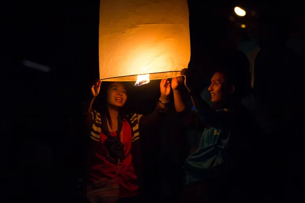 天灯飞泰国灯笼 loy kratong 节 — 图库照片