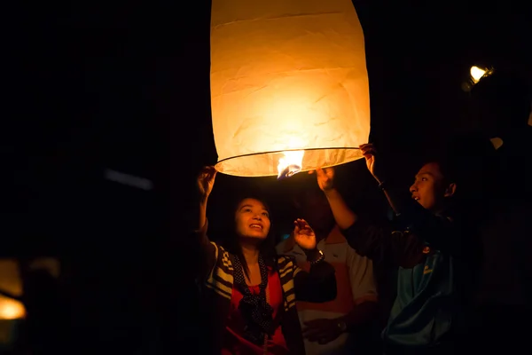 Lanternas Sky, Lanternas voadoras Loy Kratong festival da Tailândia — Fotografia de Stock