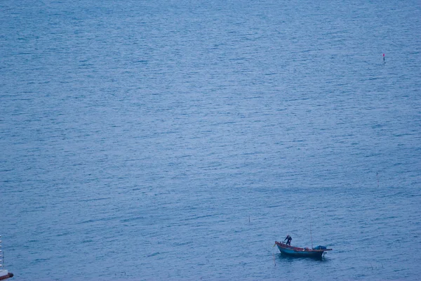 Nave da pesca nel mare delle Andamane Thailandia — Foto Stock