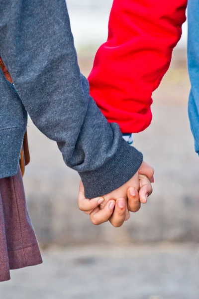 Jonge mooie stijlvolle paar in de liefde hand in hand — Stockfoto