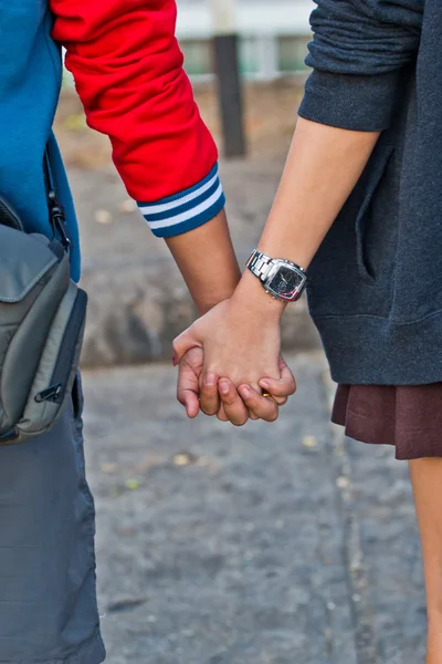 Giovane bella coppia elegante in amore tenendosi per mano — Foto Stock