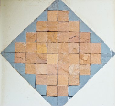 Küçük kare parçalardan oluşan zarif taş duvar.