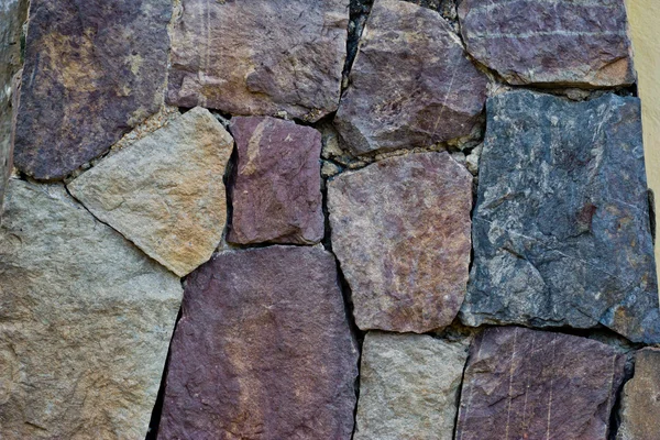 Küçük kare parçalardan oluşan zarif taş duvar. — Stok fotoğraf