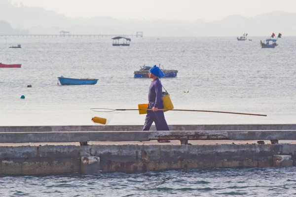 日の出、タイの中に漁網を投げる — ストック写真