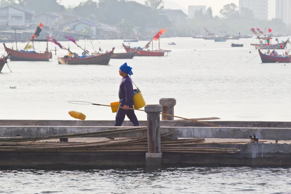 Tirar la red de pesca durante el amanecer, Tailandia —  Fotos de Stock