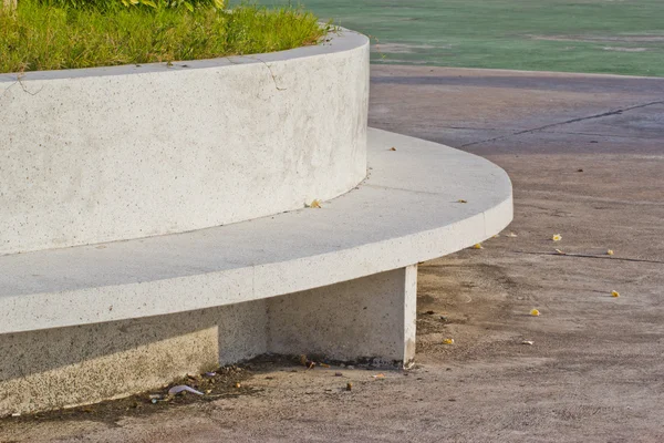 Cementu lavici venkovní scéně v parku — Stock fotografie