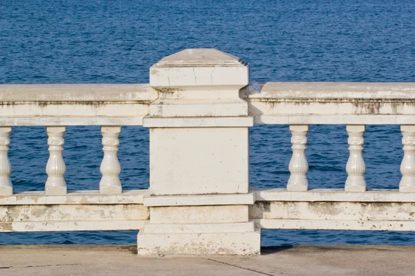 Weißer Zementzaun. — Stockfoto