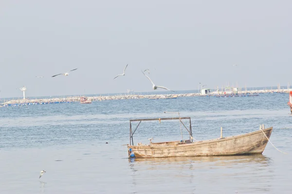 Buque de pesca en el mar de Andamán Tailandia — Foto de Stock