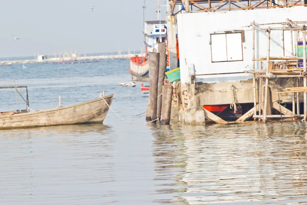 Buque de pesca en el mar de Andamán Tailandia — Foto de Stock