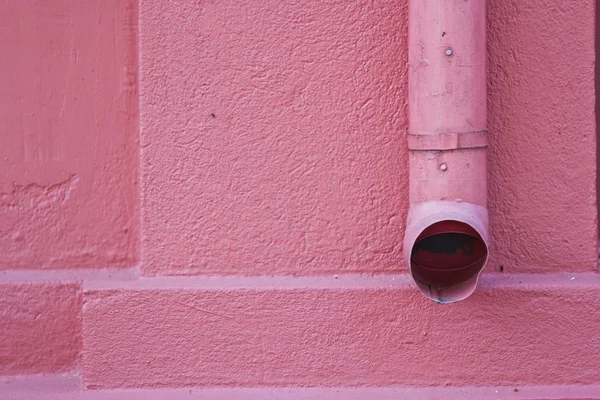 Pared con tubo pintado y decorado — Foto de Stock