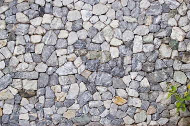 Küçük kare parçalardan oluşan zarif taş duvar.