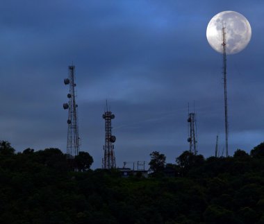 Telekomünikasyon kulesi tepenin üstüne oturmuş