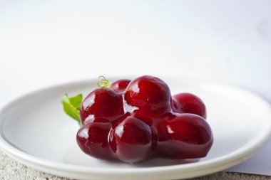 Tay tarzında badem ezmesi meyve