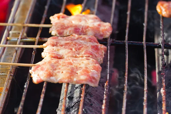 Bâtonnets de porc rôtis grill sur grille-pain électrique . — Photo