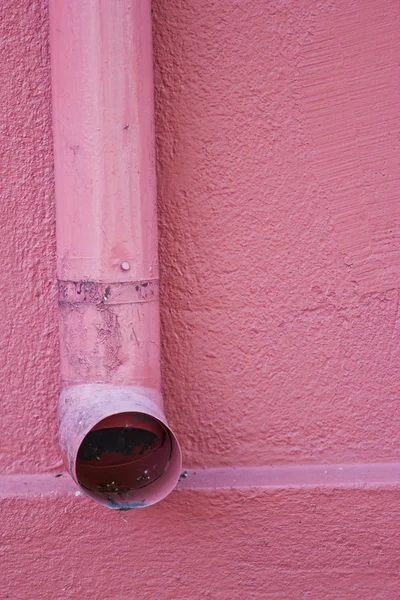 Parede com tubo pintado e decorado — Fotografia de Stock