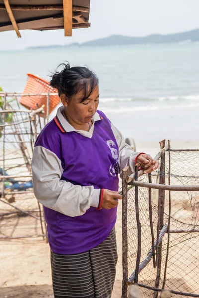 Mulher pescadores está tecendo peixe-armadilha — Fotografia de Stock