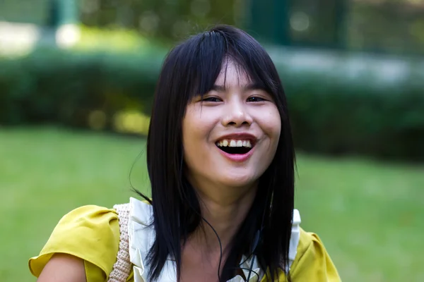 Mulher bonita sorrindo e envolvente — Fotografia de Stock