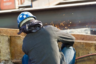 Fabrikadaki çelik yapının elektrik tekerleği gıcırdıyor.