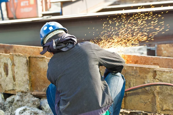 Rettifica elettrica su struttura in acciaio in fabbrica — Foto Stock