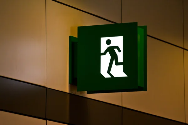 Emergency exit sign in building — Stock Photo, Image