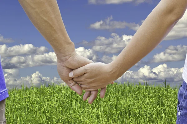 Jonge mooie stijlvolle paar in de liefde hand in hand — Stockfoto