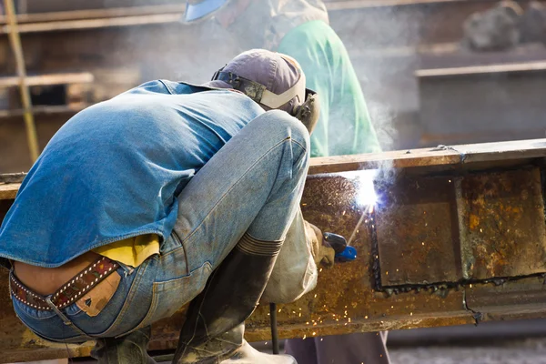 Trabajadores al aire libre con máscara protectora de metal y las chispas de la soldadura — 图库照片