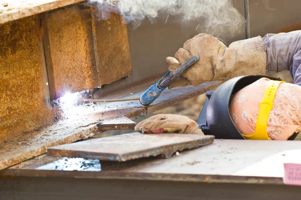 Trabajadores al aire libre con máscara protectora de metal y las chispas de la soldadura — 图库照片