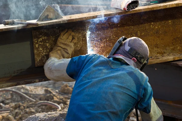 Trabajadores al aire libre con máscara protectora de metal y las chispas de la soldadura — 图库照片