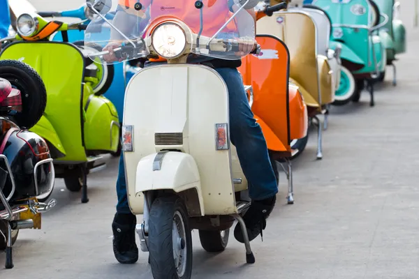Moderne scooter på thailand. – stockfoto