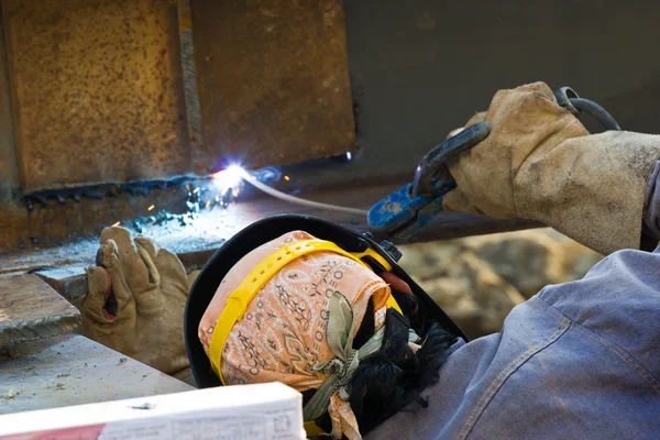 Trabajadores al aire libre con máscara protectora de metal y las chispas de la soldadura — 图库照片