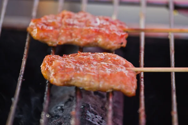 Asados palitos de cerdo a la parrilla en tostadora eléctrica . —  Fotos de Stock