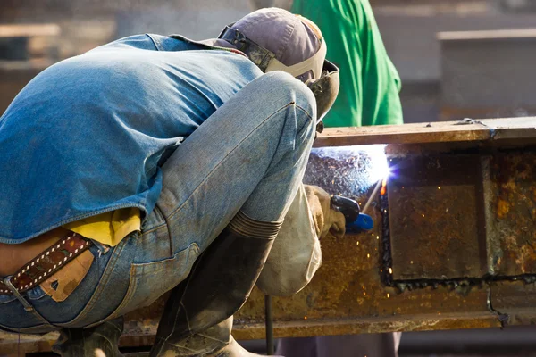 Travailleur extérieur avec masque de protection soudure métal et étincelles — Photo
