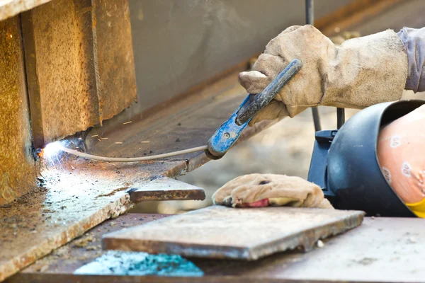 Trabajadores al aire libre con máscara protectora de metal y las chispas de la soldadura — 图库照片