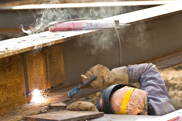 Kaynak metal ve sparks koruyucu maske ile açık alt
