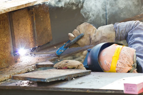 Außenarbeiter mit Schutzmaske schweißt Metall und Funken — Stockfoto